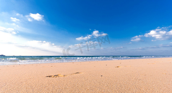 英国自由摄影照片_沙滩上有很多脚印，蓝天白云