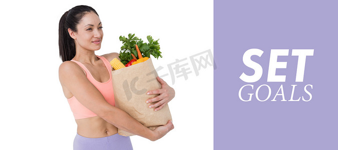 食品袋摄影照片_苗条女性手持健康食品袋的合成图像
