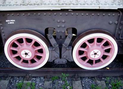 一辆老蒸汽机车的轮子