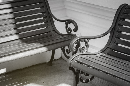 白色墙壁一侧的老式钢椅，黑色和白色的 Pi