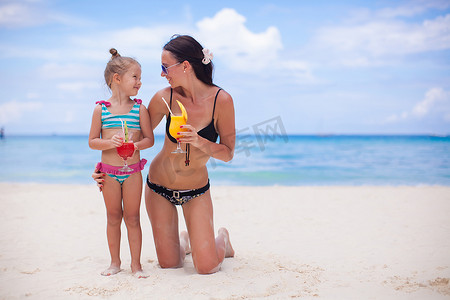 夏季海滩度假期间的小女孩和快乐妈妈