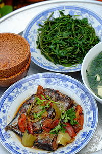 家庭聚餐摄影照片_越南菜，家庭聚餐，晚餐时间