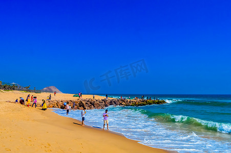 果阿海滩在晴朗的阳光明媚的日子里，在晴朗的蓝天中，从远处远眺印度