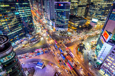 夜间，在韩国首尔江南区，车流通过十字路口。