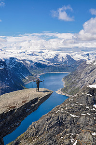 肾上腺素摄影照片_“挪威山妖舌上的徒步旅行者”