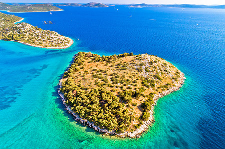克罗地亚鸟瞰图群岛的小岛