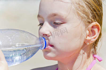 可爱的女孩喝水
