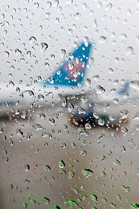 飞机窗户上的水滴