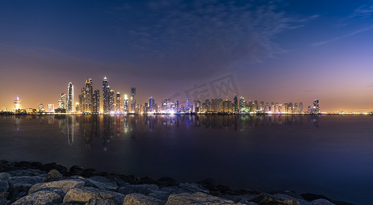 在微明期间的迪拜小游艇船坞