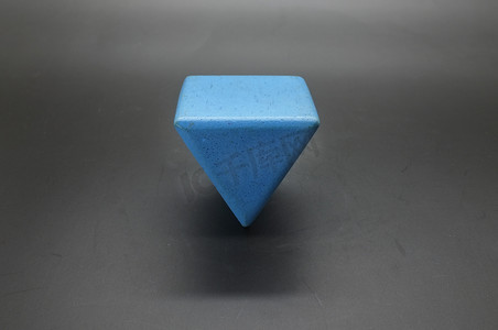 玩具木制蓝色三角形积木