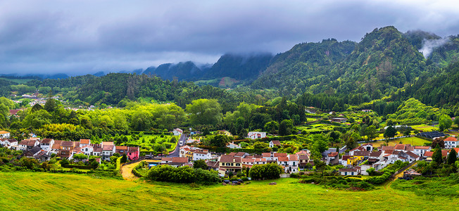 山谷村摄影照片_葡萄牙亚速尔群岛圣米格尔岛弗纳斯村的景色。 