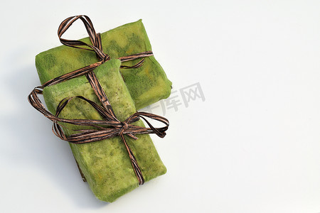 代金券摄影照片_有棕色丝带的小绿色礼物盒