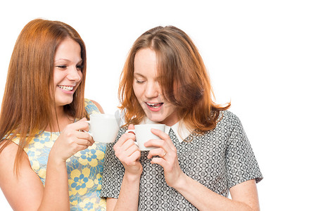 女朋友们享用美味的茶，白色背景上的肖像