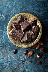 碎块摄影照片_黑巧克力碎块和可可豆，烹饪背景，顶视图