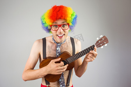 极客嬉皮士在弹吉他的黑人彩虹假发