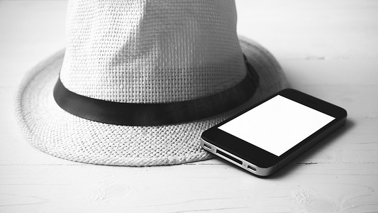 手机和帽子黑白配色风格