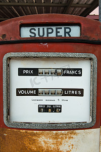 红色古董汽油燃料泵