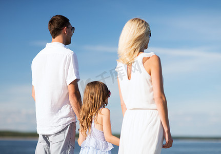 蓝色湖水摄影照片_幸福的一家人在海边