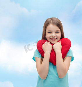 有红色心脏的微笑的小女孩