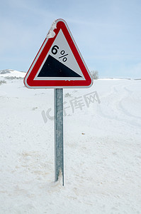 天气预警摄影照片_陡峭的小山警告路标