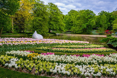 荷兰摄影照片_荷兰利瑟库肯霍夫公园，彩色水仙花和郁金香纪念碑