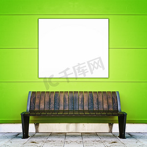 靠着绿色墙壁的时尚长凳