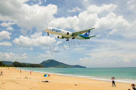 飞马航空公司飞机降落在普吉岛国际机场