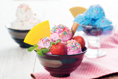 碗里的粉色、蓝色和白色冰淇淋