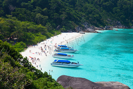 “泰国斯米兰岛海滩上的游客”