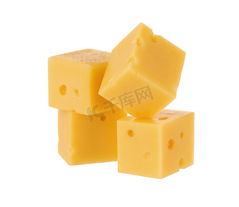 在白色背景隔绝的乳酪立方体。