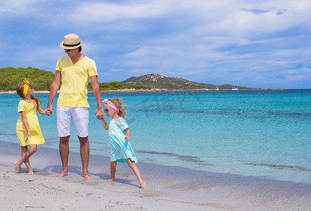 年轻的父亲和小女孩在热带度假期间一起玩得开心