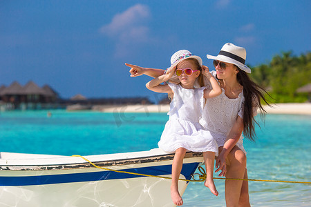 海滩度假期间的小女孩和年轻母亲