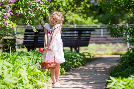 郁金香女孩摄影照片_郁金香花园里有花的小可爱女孩