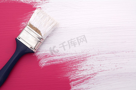 白色木纹摄影照片_用白色油漆画在粉红色的画笔