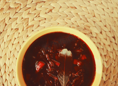 红罗宋汤或甜菜根汤配酸奶油。