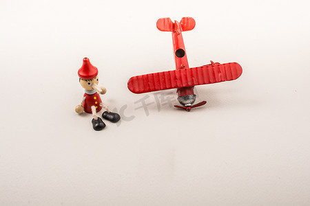 飞机、子弹和木制匹诺曹玩偶