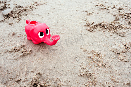 玩沙子摄影照片_在沙滩上玩沙子的塑料玩具