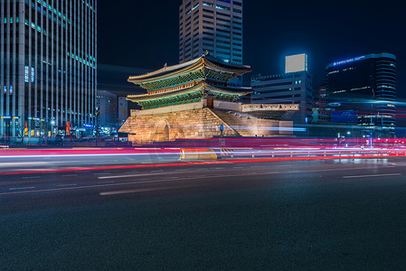 口味大闸蟹摄影照片_韩国，韩国首尔南大门前的交通模糊