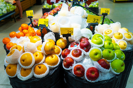 在超市展示不同品种的苹果