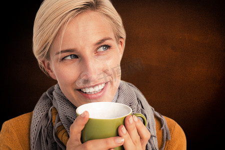 女人从杯子里喝水的特写合成图像