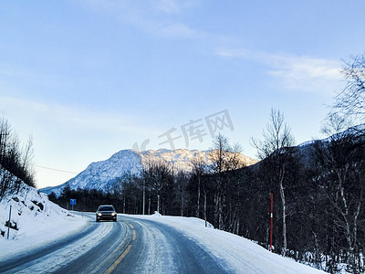 驾车穿过多雪的道路和风景，挪威。