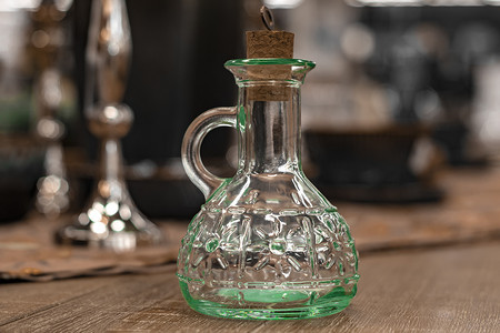 带软木塞的玻璃透明玻璃水瓶放在餐桌上。