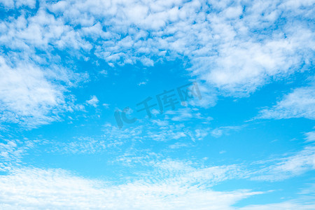空气文字摄影照片_美丽的蓝天，阳光明媚，有云彩，有文字复制空间