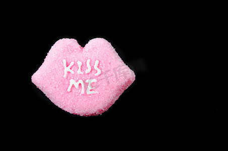 kiss摄影照片_带有“KISS ME”字样的心形情人节糖果。