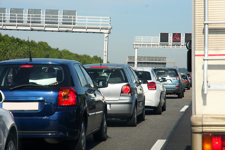 德国高速公路上堵车的汽车