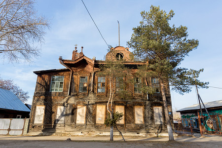 俄罗斯一条城市街道中间的旧木住宅两层楼