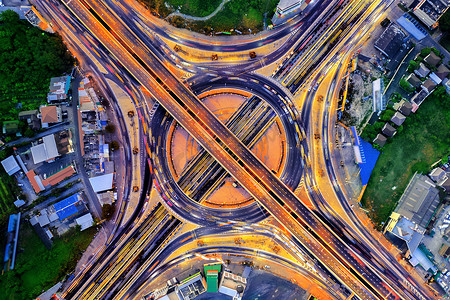 环形环形摄影照片_夜间环形交叉路口和高速公路交通的鸟瞰图。