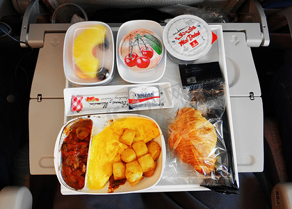 为阿联酋航空公司航班上的乘客准备的一套食物