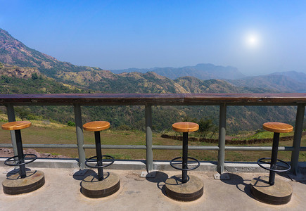 露台上的空白木椅和长桌，带景观