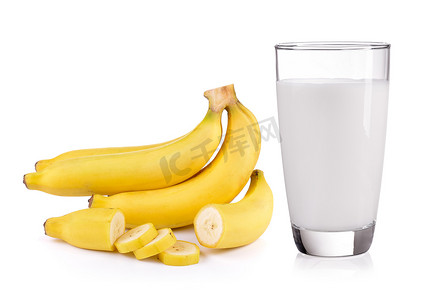 白色背景中分离的一杯牛奶和香蕉
